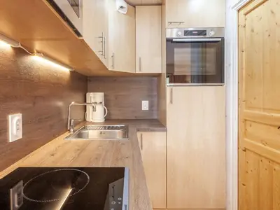 Cuisine ou kitchenette dans l'établissement Apartment Les Tommeuses - Val Claret-2 by Interhome