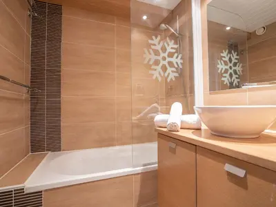 Salle de bains dans l'établissement Studio Grandes Platières I-11 by Interhome