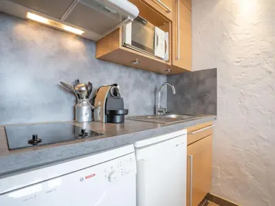 Cuisine ou kitchenette dans l'établissement Studio Grandes Platières I-11 by Interhome