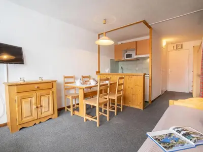 Cuisine ou kitchenette dans l'établissement Apartment Grandes Platières II-12 by Interhome