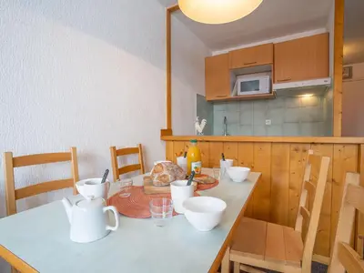 Cuisine ou kitchenette dans l'établissement Apartment Grandes Platières II-12 by Interhome