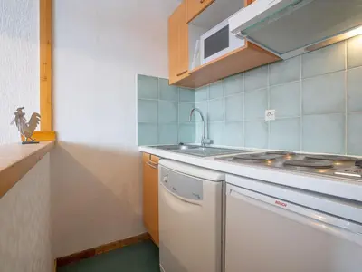 Cuisine ou kitchenette dans l'établissement Apartment Grandes Platières II-12 by Interhome