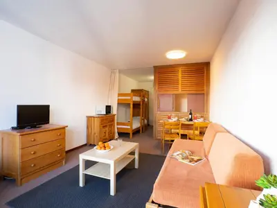 Télévision ou salle de divertissement dans l'établissement Apartment Les Grandes Platières II by Interhome