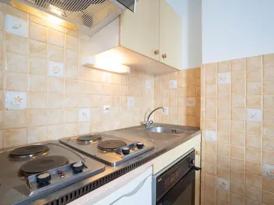 Cuisine ou kitchenette dans l'établissement Apartment Plein Soleil - Val Claret-1 by Interhome