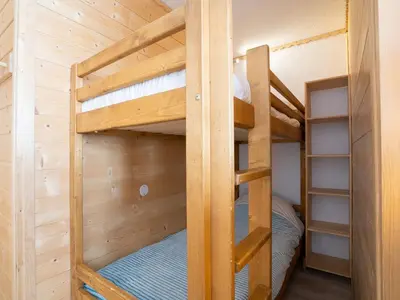 Un ou plusieurs lits superposés dans un hébergement de l'établissement Apartment Le Hameau du Borsat - Val Claret-1 by Interhome