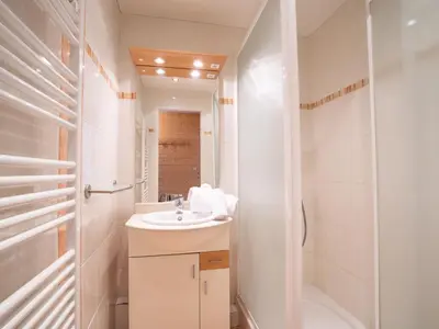Salle de bains dans l'établissement Apartment Le Hameau du Borsat - Val Claret-1 by Interhome