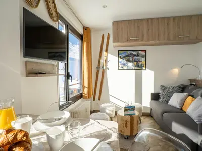 Télévision ou salle de divertissement dans l'établissement Apartment Les Tufs - Val Claret-5 by Interhome