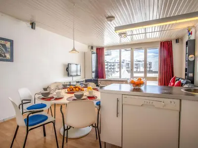 Cuisine ou kitchenette dans l'établissement Apartment Neige d'or - Val Claret-2 by Interhome