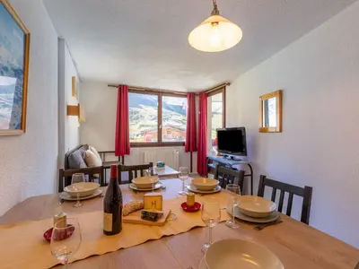 Télévision ou salle de divertissement dans l'établissement Apartment Les Tommeuses - Val Claret-9 by Interhome