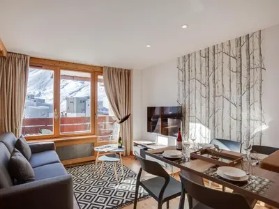 Télévision ou salle de divertissement dans l'établissement Apartment Le Curling A - Val Claret-12 by Interhome