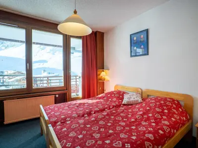 Un ou plusieurs lits dans un hébergement de l'établissement Apartment Le Curling B - Val Claret-20 by Interhome