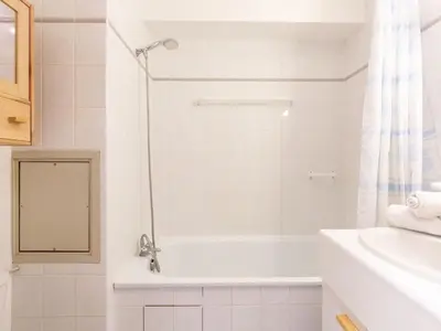 Salle de bains dans l'établissement Studio Le Bollin - Val Claret-3 by Interhome