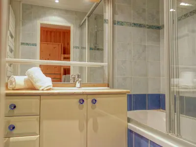 Salle de bains dans l'établissement Apartment Le Curling A - Val Claret-13 by Interhome