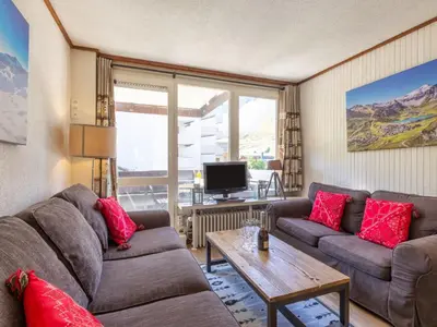 Coin salon dans l'établissement Apartment Le Pramecou - Val Claret-11 by Interhome