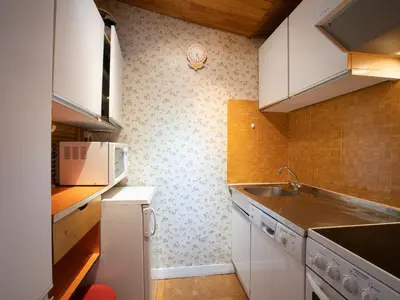 Cuisine ou kitchenette dans l'établissement Apartment Le Curling B - Val Claret-22 by Interhome