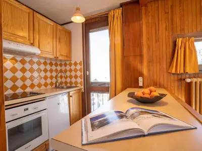 Cuisine ou kitchenette dans l'établissement Apartment Le Pramecou - Val Claret-3 by Interhome