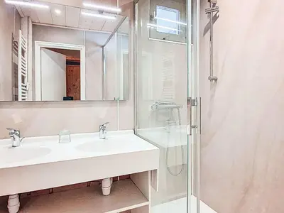 Salle de bains dans l'établissement Apartment Le Pramecou - Val Claret-3 by Interhome