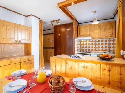 Cuisine ou kitchenette dans l'établissement Apartment Le Pramecou - Val Claret-3 by Interhome