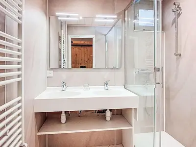 Salle de bains dans l'établissement Apartment Le Pramecou - Val Claret-3 by Interhome