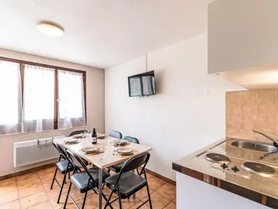 Cuisine ou kitchenette dans l'établissement Apartment Les Olympiques - Tignes 1800-4 by Interhome