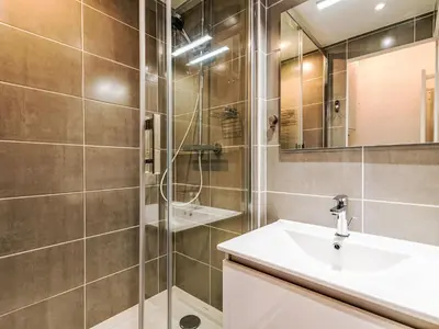 Salle de bains dans l'établissement Apartment Les Olympiques - Tignes 1800-4 by Interhome