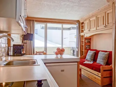 Cuisine ou kitchenette dans l'établissement Apartment Le Pramecou - Val Claret-5 by Interhome