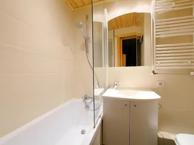 Salle de bains dans l'établissement Apartment Le Pramecou - Val Claret-5 by Interhome