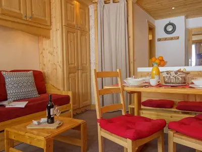 Coin salon dans l'établissement Apartment Le Pramecou - Val Claret-5 by Interhome