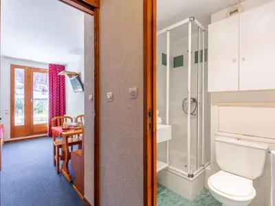 Salle de bains dans l'établissement Apartment Chalet Club - Val Claret-1 by Interhome