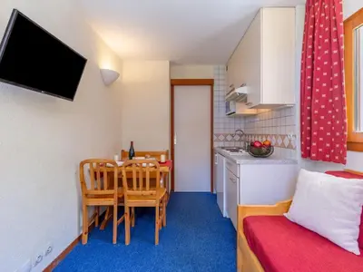 Cuisine ou kitchenette dans l'établissement Apartment Chalet Club - Val Claret-1 by Interhome