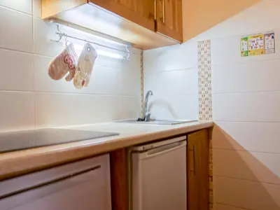 Cuisine ou kitchenette dans l'établissement Apartment Les Moutières B1 et B2 - Val Claret-18 by Interhome