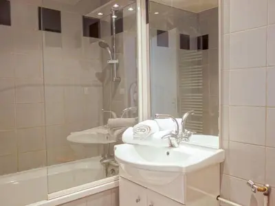 Salle de bains dans l'établissement Apartment Les Moutières B1 et B2 - Val Claret-20 by Interhome