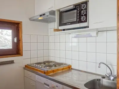 Cuisine ou kitchenette dans l'établissement Apartment Les Moutières B1 et B2 - Val Claret-20 by Interhome