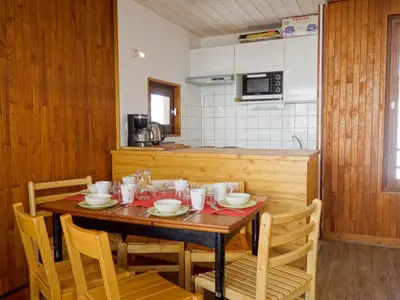 Cuisine ou kitchenette dans l'établissement Apartment Les Moutières B1 et B2 - Val Claret-20 by Interhome