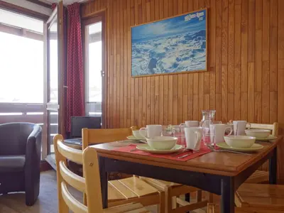 Coin salon dans l'établissement Apartment Les Moutières B1 et B2 - Val Claret-20 by Interhome