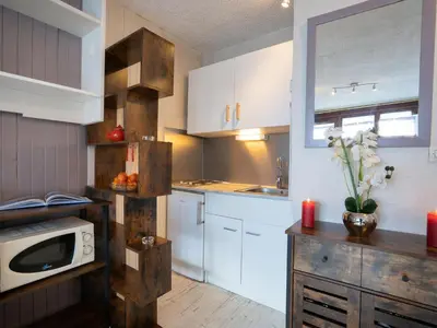 Cuisine ou kitchenette dans l'établissement Apartment Le Curling B - Val Claret-30 by Interhome