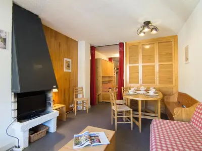 Télévision ou salle de divertissement dans l'établissement Apartment Le Curling B - Val Claret-7 by Interhome