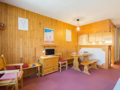 Télévision ou salle de divertissement dans l'établissement Apartment Le Curling B - Val Claret-9 by Interhome
