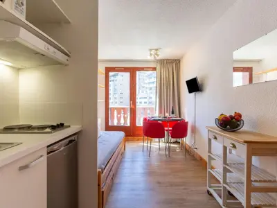 Cuisine ou kitchenette dans l'établissement Apartment Chalet Club - Val Claret-4 by Interhome