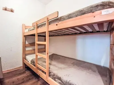 Un ou plusieurs lits dans un hébergement de l'établissement Apartment La Divaria - Le Lac-6 by Interhome