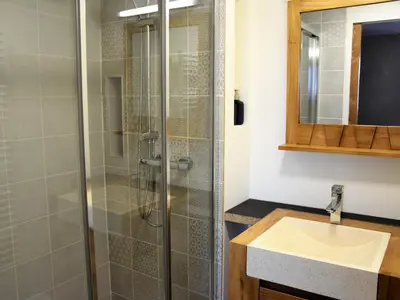 Salle de bains dans l'établissement Beau 2 pièces neuf, balcon sud, idéal 4 pers. - FR-1-464-141