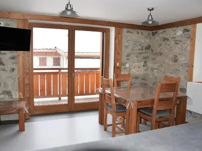 Télévision ou salle de divertissement dans l'établissement Beau 2 pièces neuf, balcon sud, idéal 4 pers. - FR-1-464-141
