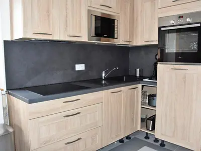 Cuisine ou kitchenette dans l'établissement Beau 2 pièces neuf, balcon sud, idéal 4 pers. - FR-1-464-141
