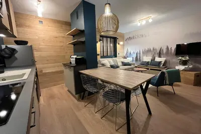 Cuisine ou kitchenette dans l'établissement Upstays Cosy Family Ski Near Slopes & Lake