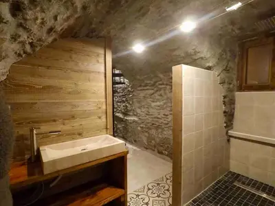 Salle de bains dans l'établissement le mazot d'urbain