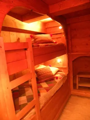 Un ou plusieurs lits superposés dans un hébergement de l'établissement CHALET GRINCH 90m2, 3 Sdb, skis aux pieds, wifi