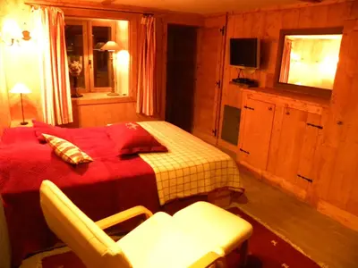 Télévision ou salle de divertissement dans l'établissement CHALET GRINCH 90m2, 3 Sdb, skis aux pieds, wifi