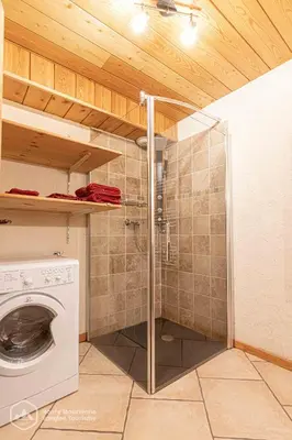 Salle de bains dans l'établissement Le chalet d'Emile