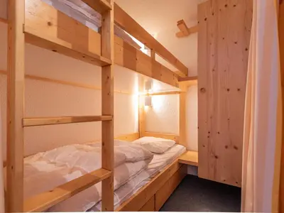 Un ou plusieurs lits dans un hébergement de l'établissement Duplex 4 pièces, 8 personnes, skis aux pieds aux Arcs 1800 - FR-1-411-2