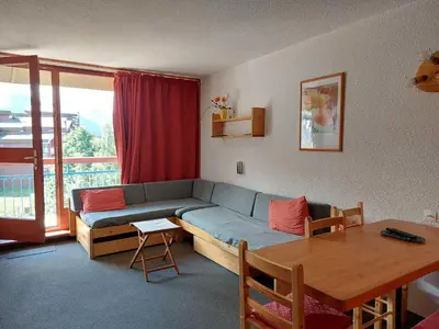 Coin salon dans l'établissement Appartement 2 pièces 5 personnes proche des pistes, des commerces, de la garderie et de l'ESF au centre de la station dArc 1800 dans le village des Villards - FR-1-411-98